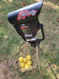 Softball Pitching Machine w/ Balls