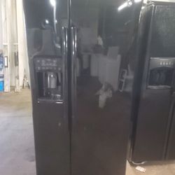 Ge Side By Side  Fridge  In Like New 
