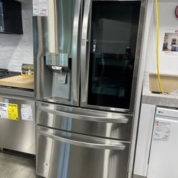 36" Door-in-door® Refrigerator • 30 cu.ft. Capacity • 17 cu.ft. Refrigerator Capacity • 8.9 cu.ft. Freezer Capacity • 3.6 cu.ft. Full-Convert Drawer •