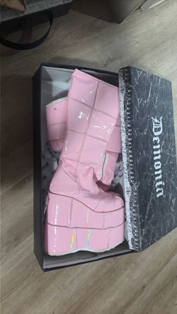 5.5 womans pink Demonias