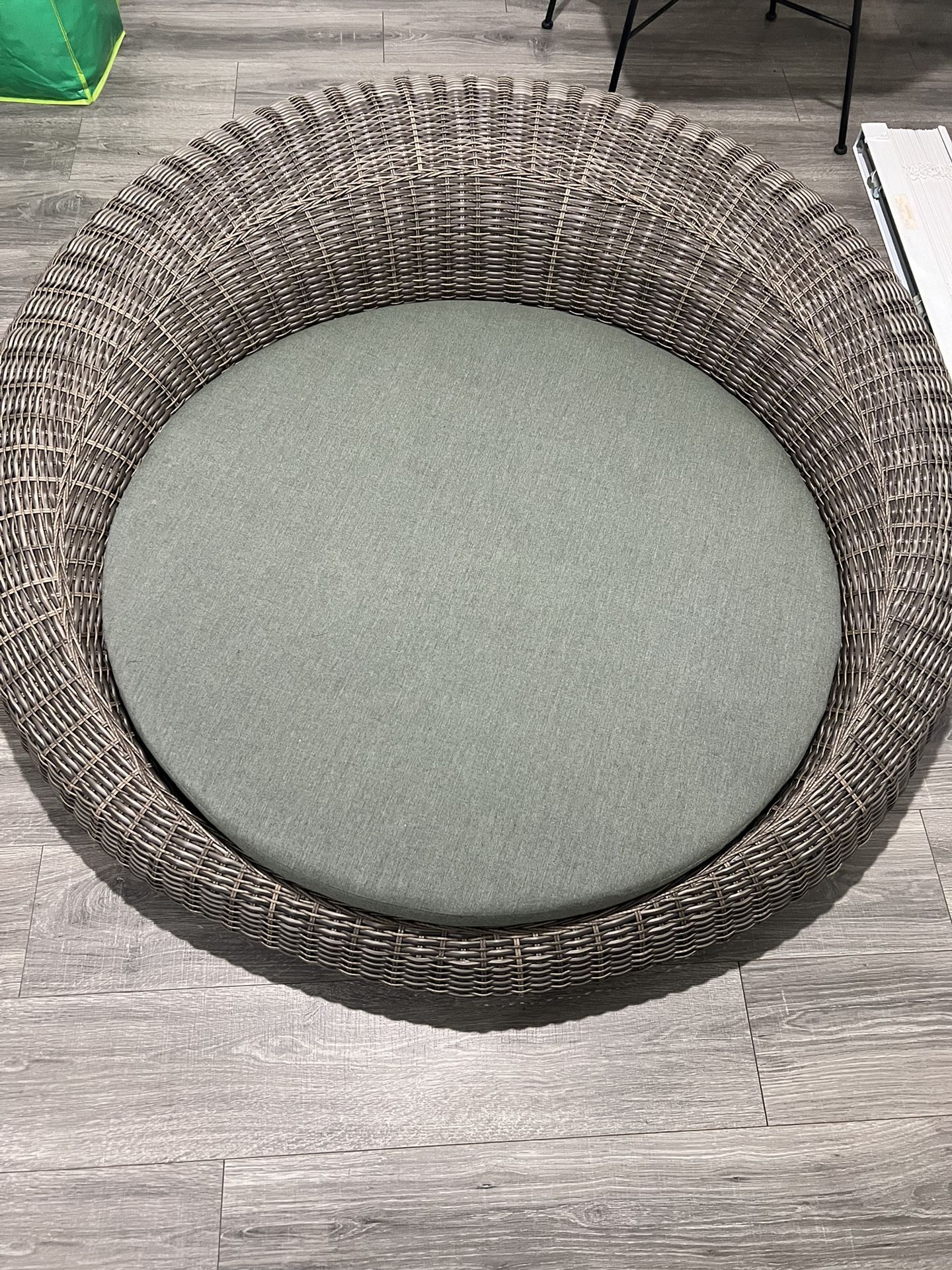 4 Foot Round Dog Bed/Couch