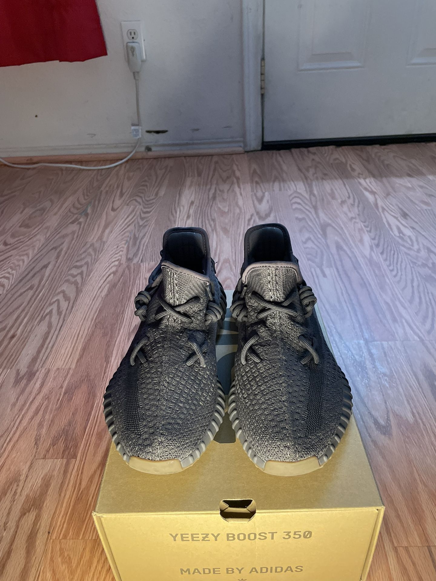 Yeezy 350 V2 Non Reflective display picture 1