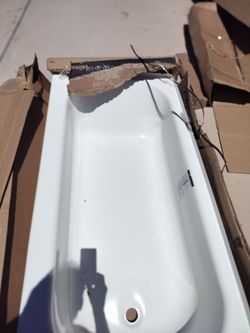 Maui 60 in X 30 in Alcove Soaking Bathtub with RH drain in white.