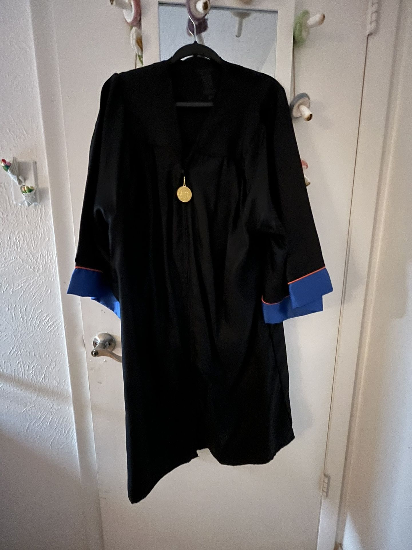 Ut Arlington Graduation Gown 5’1