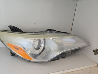 TOYOTA CAMRY OEM RIGHT SIDE HEADLIGHT