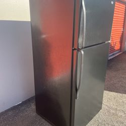 MAYTAG REFRIGERATOR 14.4 cu. ft. TOP - FREEZER.      HEIGHT.  62 3/4 “ IN. X WIDTH 28 “ IN.   