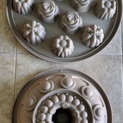 Pampered Chef  Silicone Cake Pan & Floral Cupcake  Pan