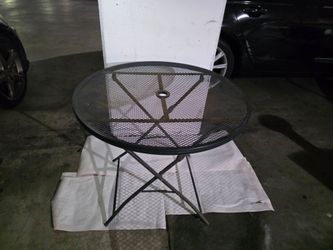 Foldable metal outdoor table 32" diameter
