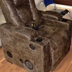 Electric Headrest  , Electric Chair , USB With Bluetooth Speakers Sounds Good Nice And Comfortable In Excellent Condition.  This A 1000 Dollar Chair L