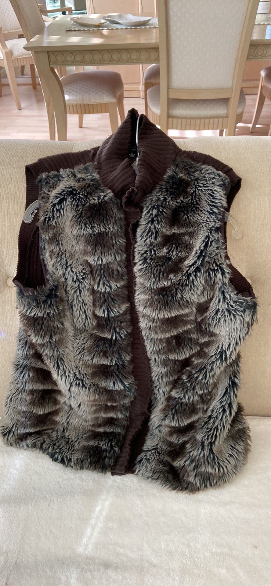 Woman's Large Faux Fur Vest $10 Yonkers 10710