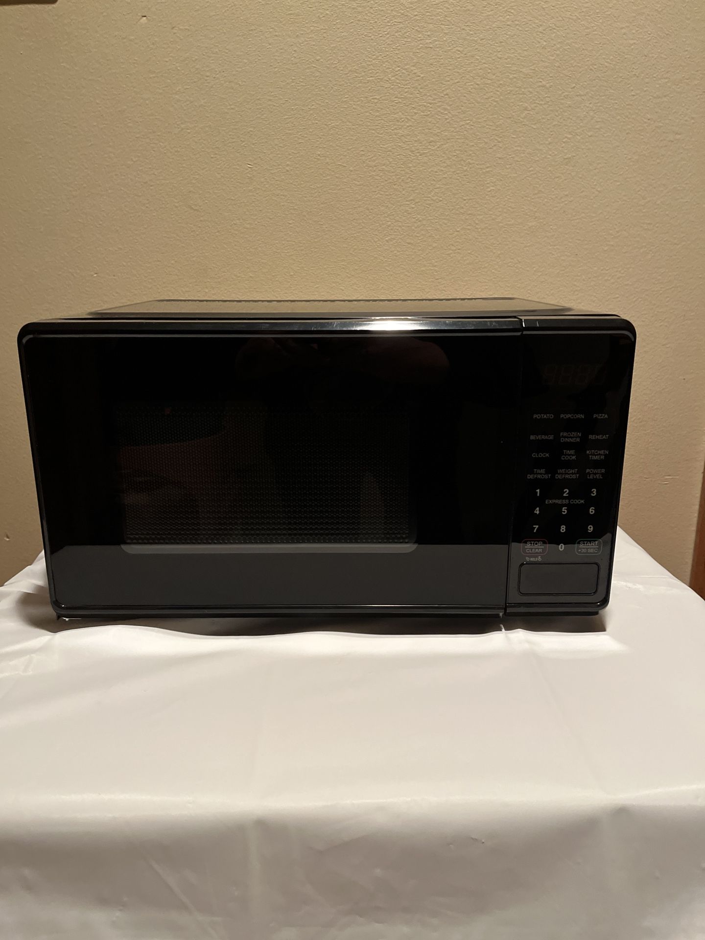 Mainstays 0.7 Cu ft Countertop Microwave Oven, 700 Watts, Black