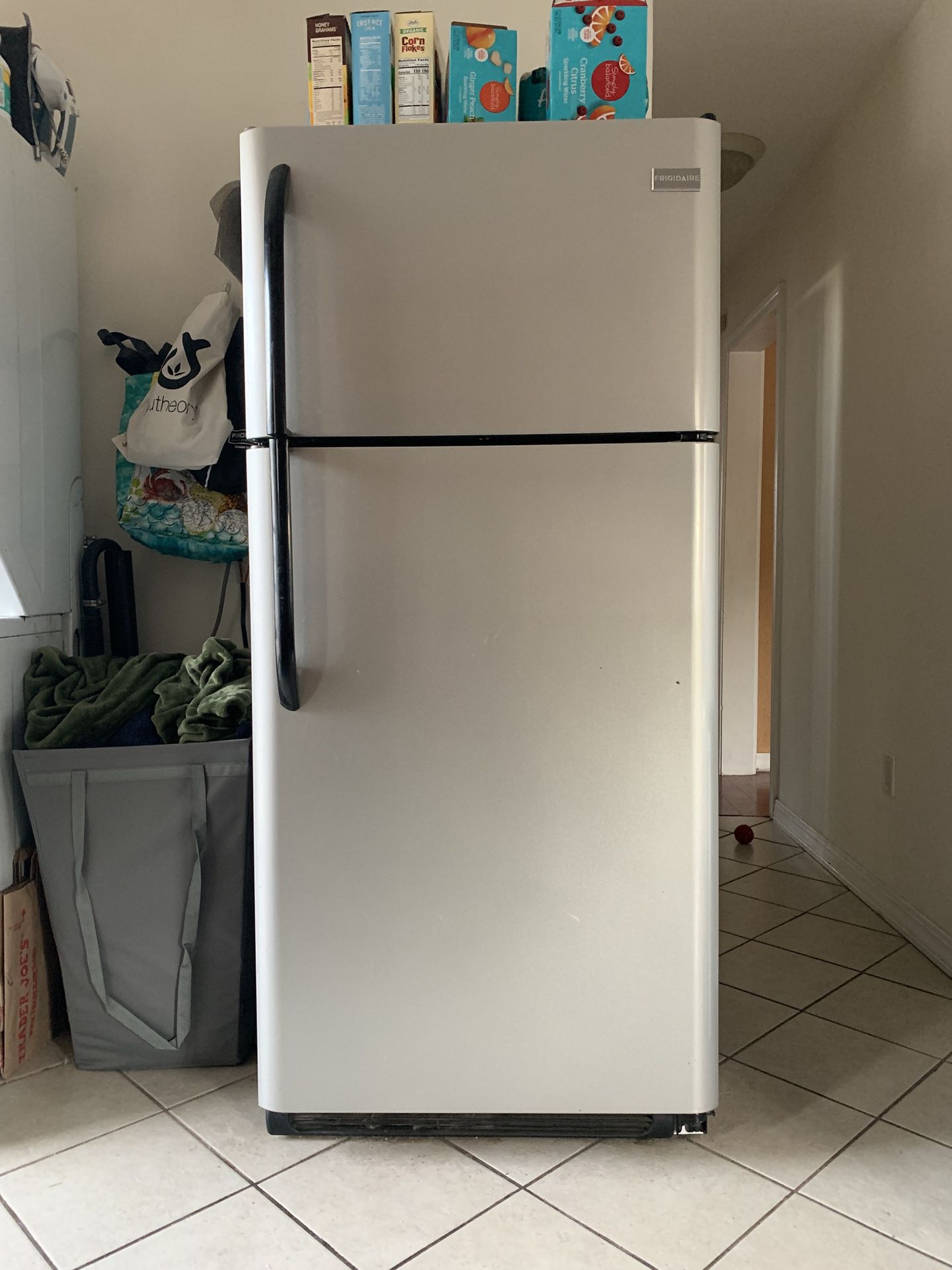 Frigidaire Top-Freezer Refrigerator - Silver