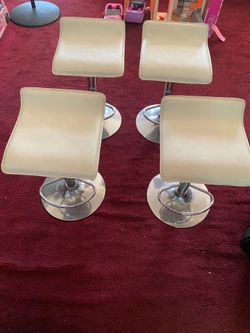 4-Bar stools turnaround