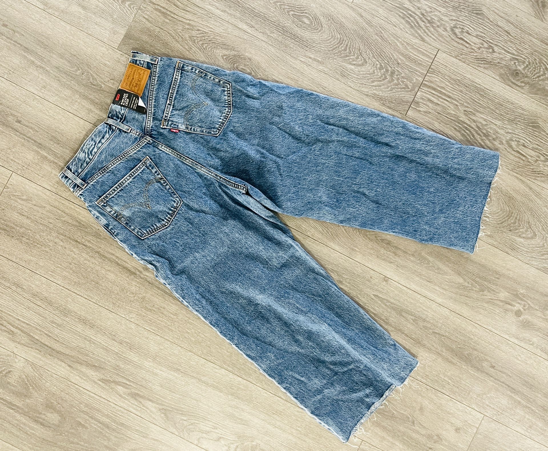 RIBCAGE PLEATED CROPPED WOMEN'S JEANS NWT  Levi's® highest high-rise jeans. Features a wide, cropped leg and pleated details. Iconic leather patch at 