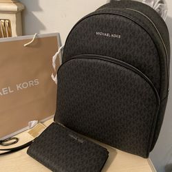 New!!!! Michael Kors Large Backpack And Wallet Great For School!!!