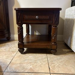 Side Table / Mesa De Lado De Madera