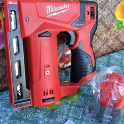 MILWAUKEE 
M12  12-VOLT  LITHIUM ION  CORDLESS  3/8 IN  CROWN STAPLER  WITH   2.0AH BATTERY