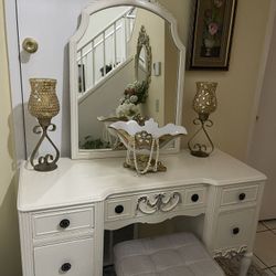 Vanity Desk/ Makeup 