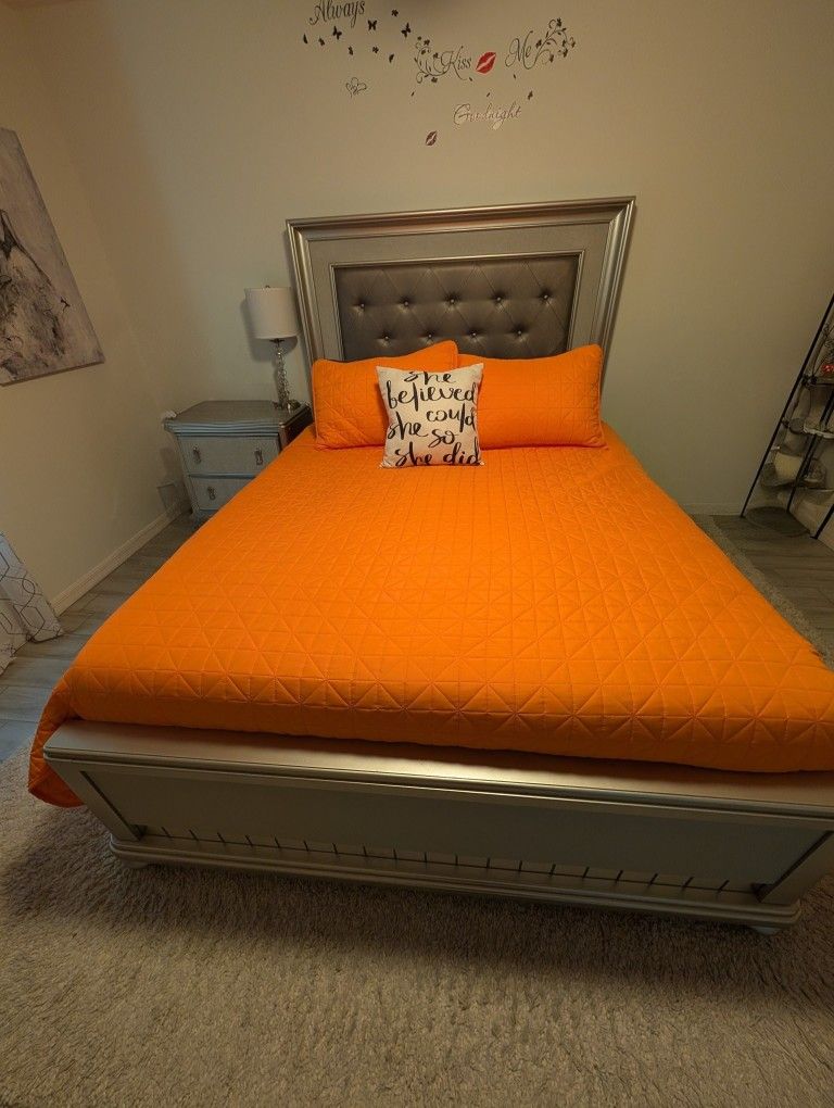 Queen Bedroom set W/ mattress & box spring  