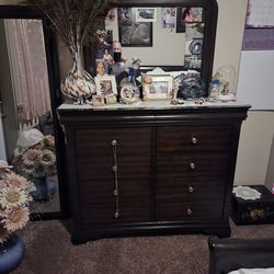 6 drawer it's almost as new as it looks.cherry wood