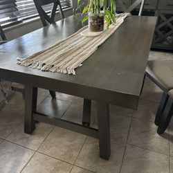 Dining Room Table Seats  6-8 People