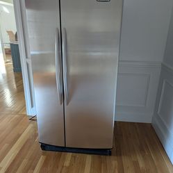 Kitchen Aid 21.8 Side by Side Refigerator