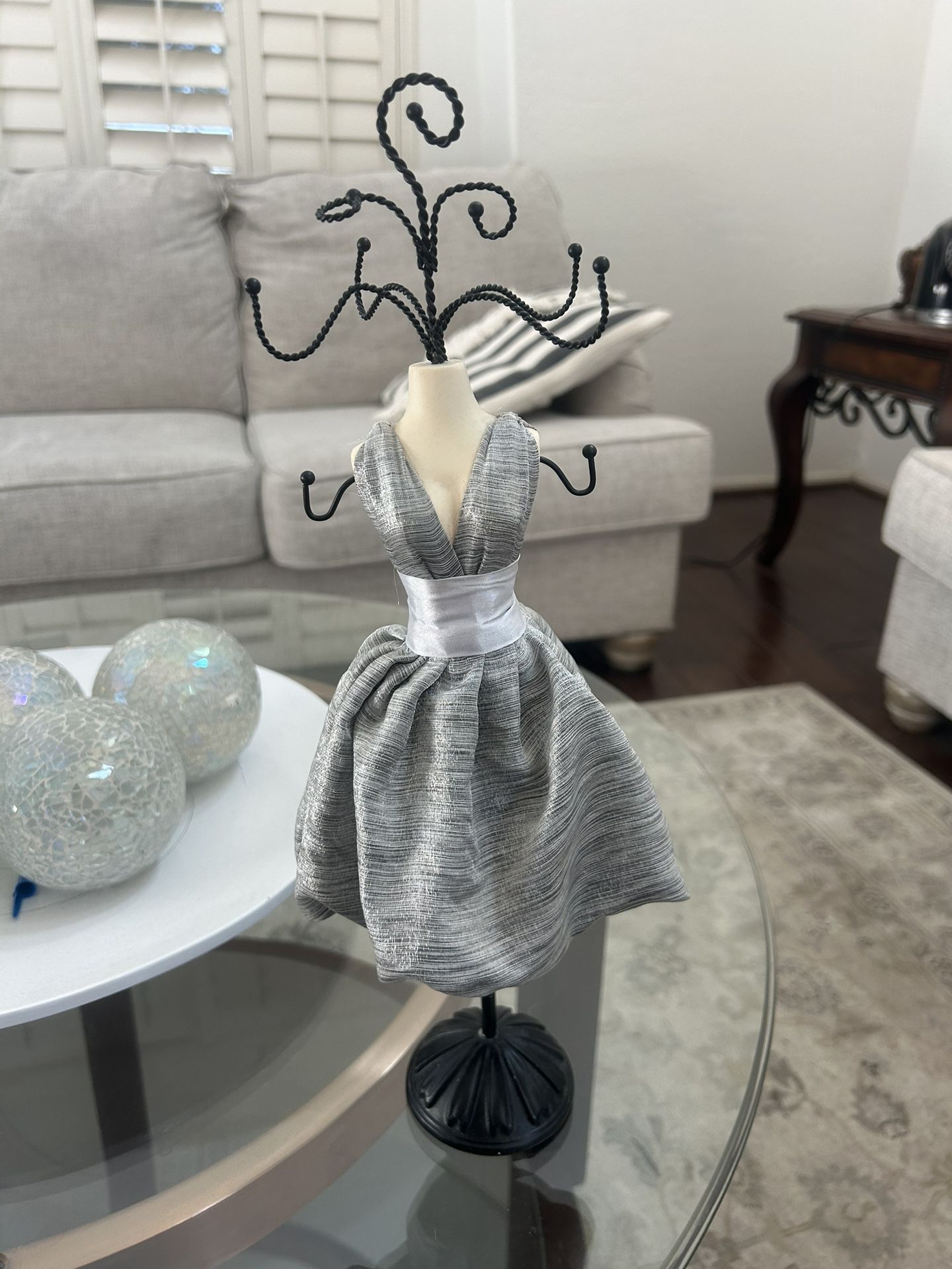 Decorative jewelry stand