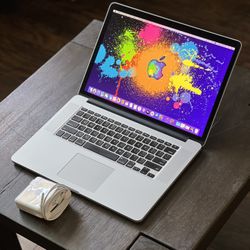 MacBook Pro 15” - 2.5GHz QuadCore i7 - 16gb / 512gb