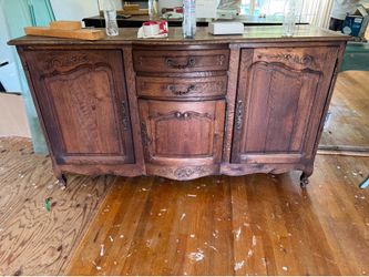 Style: The piece is designed in the French Provincial or Louis XV style.