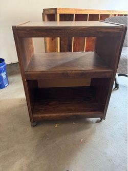 Desk shelf with wheels