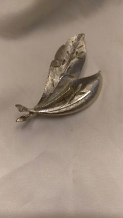 Vintage leaf brooch