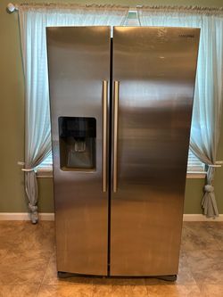 2015 Samsung Stainless Steel Refrigerator – Broken Ice Maker, but Great Second Fridge! (Read Description)