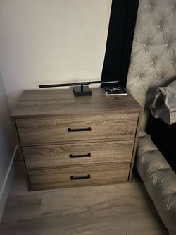 2 dresser night stands