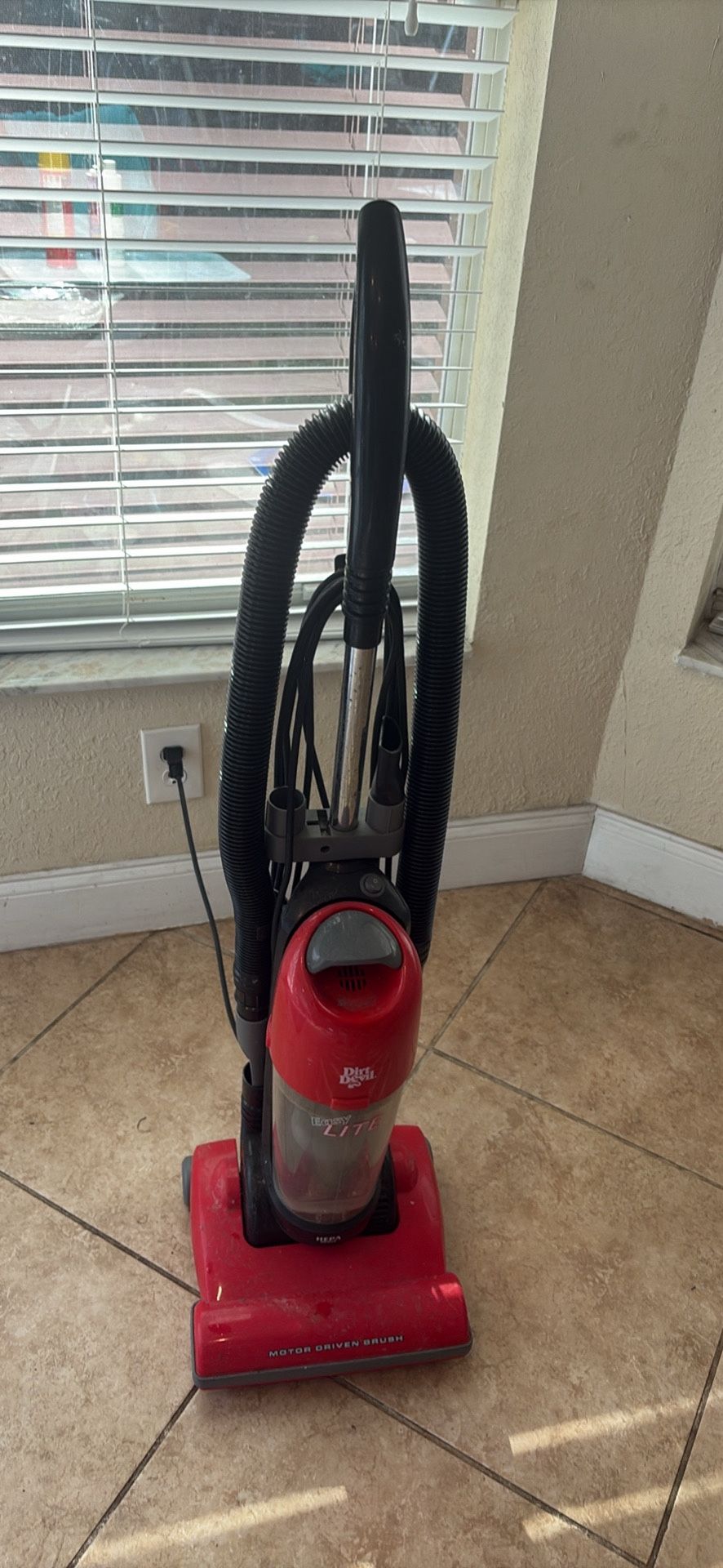 Vacuum- strong. Has 2 extension . BRUSH STOPPED SPINNING, Location π