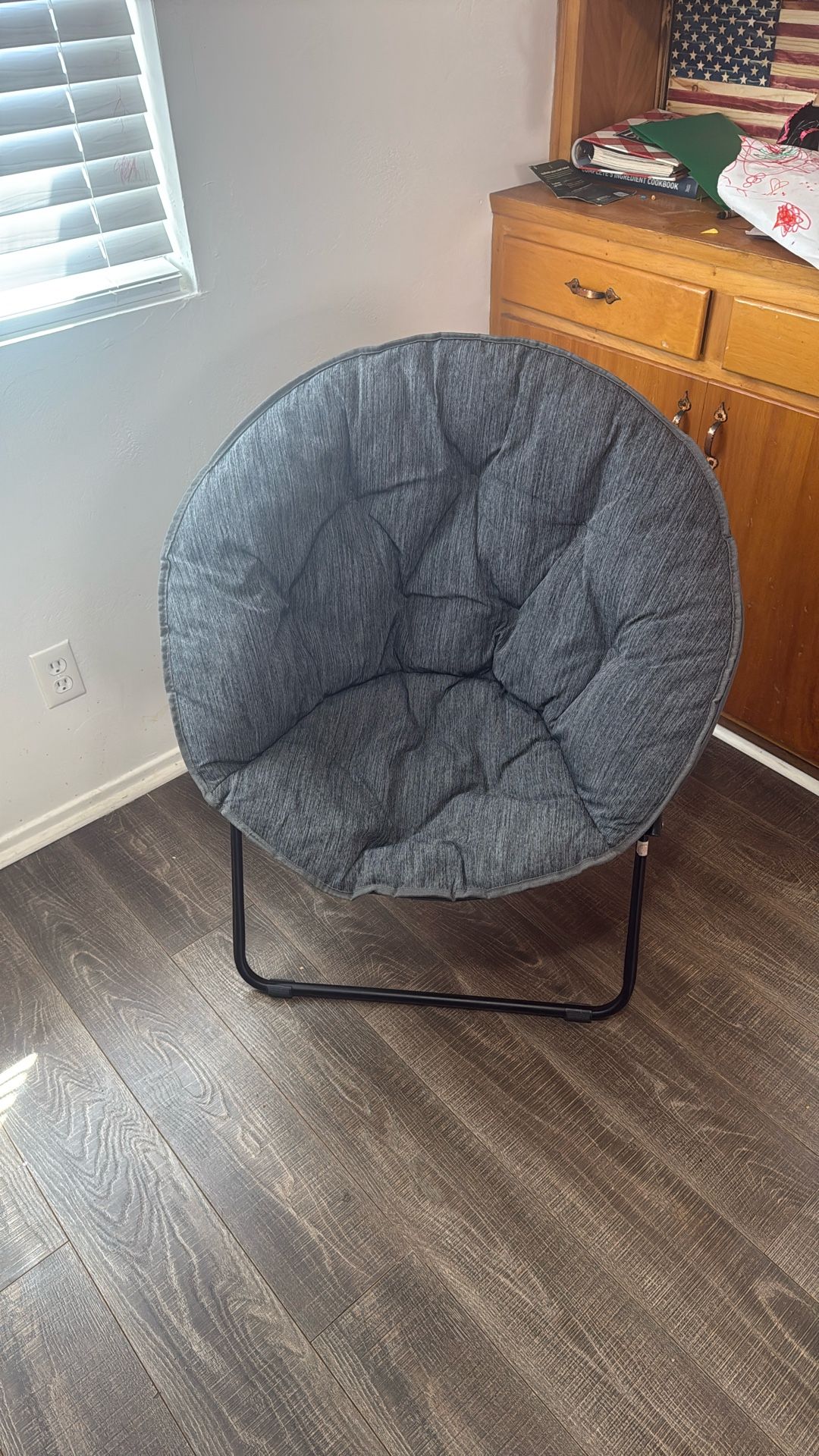 Folding round chair