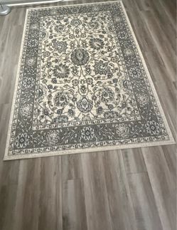 Traditional Area Rug – Excellent Condition