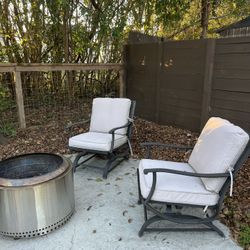 4 Sturdy Metal Outdoor Chairs With Light Grey Cushions