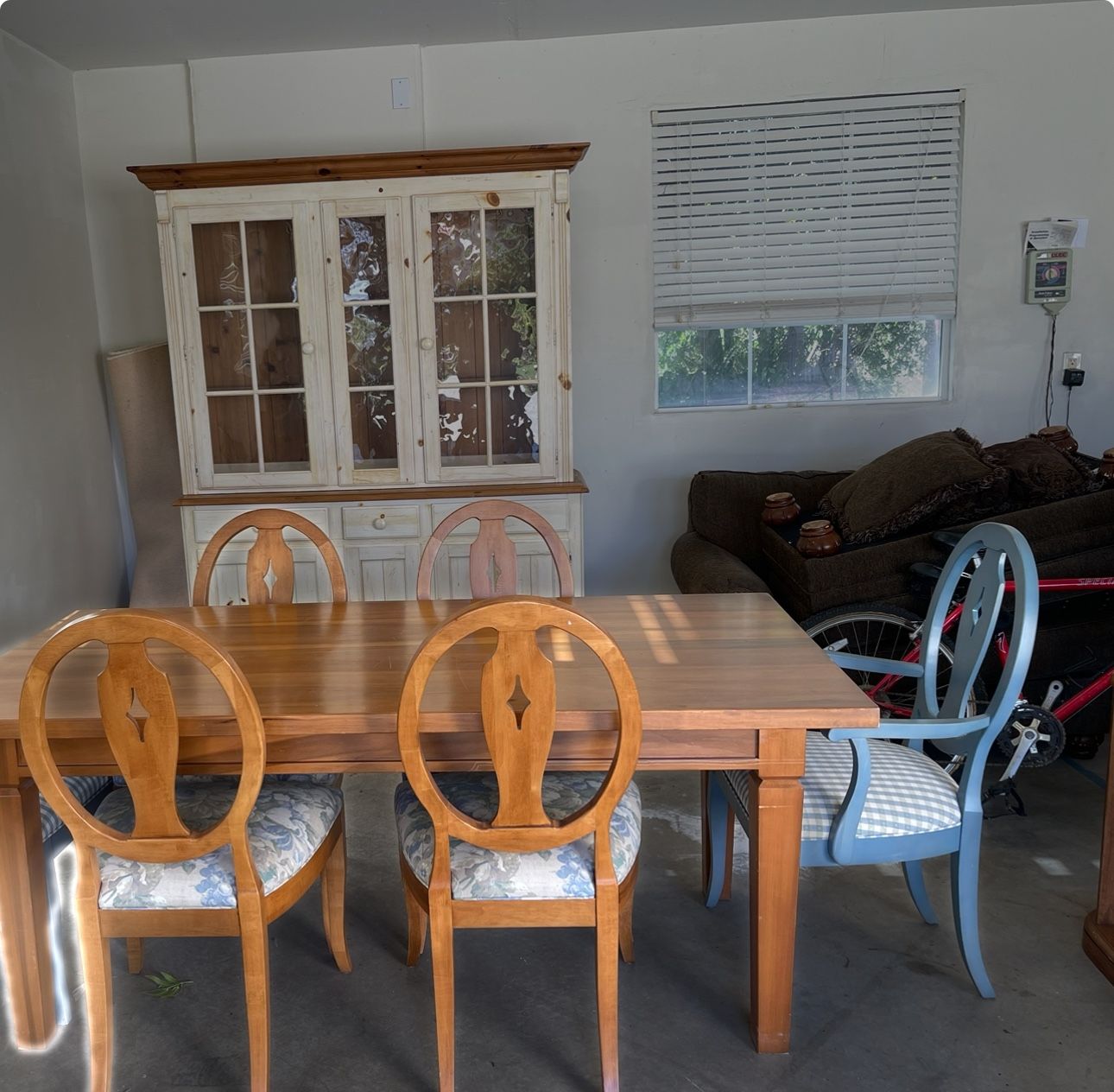 Ethan Allen  Table  And 6 Chairs