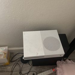 Xbox 1 S Great Condition Used It For 2 Months Barley played It . 