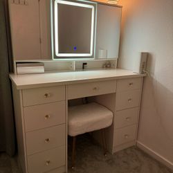 Make-Up Vanity 
