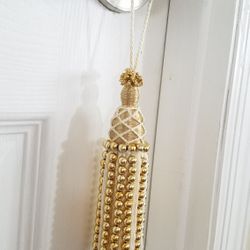 1 DOOR KNOB TASLE, GOLD BEADS WITH WHITE TRIMS, VERY NICE 