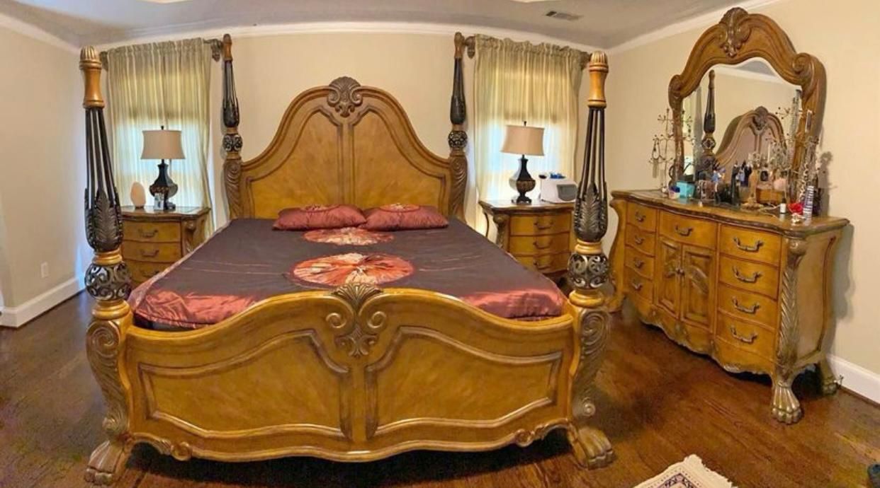 Michael Amini Bedroom Set ( Deliver Available)