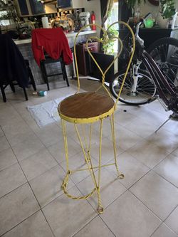 2 Wrought-iron Ain't que Bar Stools 