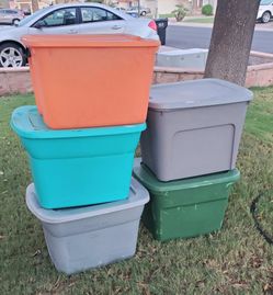 5 plastic storage containers