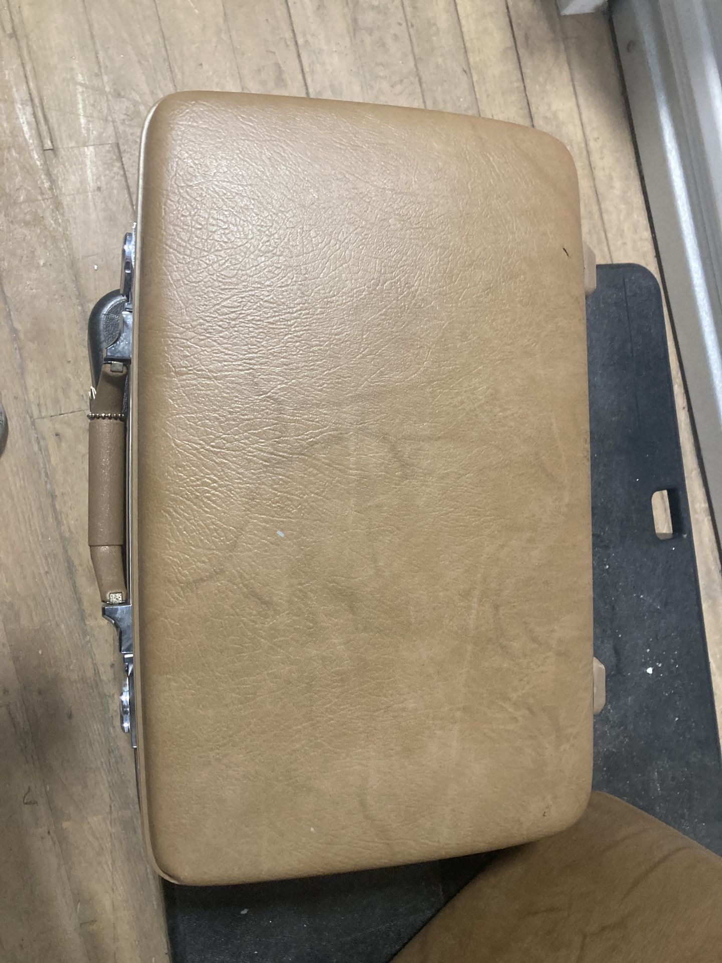 Vintage Hard She’ll Suitcases (2) With Keys 