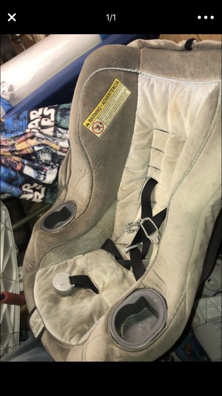 Car seat OPEN TO OFFERS ( needs a cleaning)