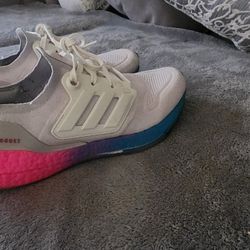 WOMENS ADIDAS SIZE 8