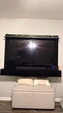 Entertainment floating wall