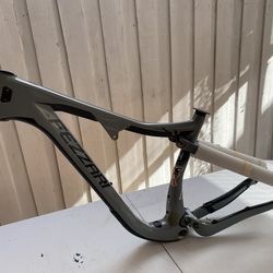 Full suspension montain bike carbon fiber frame