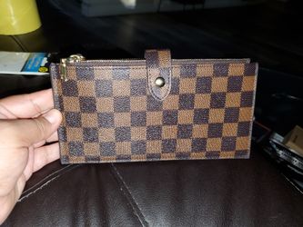 Wallet with zipper